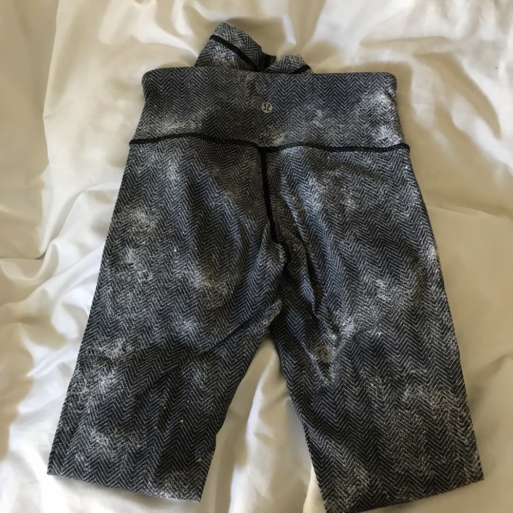 Lululemon leggings black and white pattern